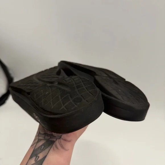 Oofos Ooahh Luxe Rose Gold Slides - Picture 11 of 12